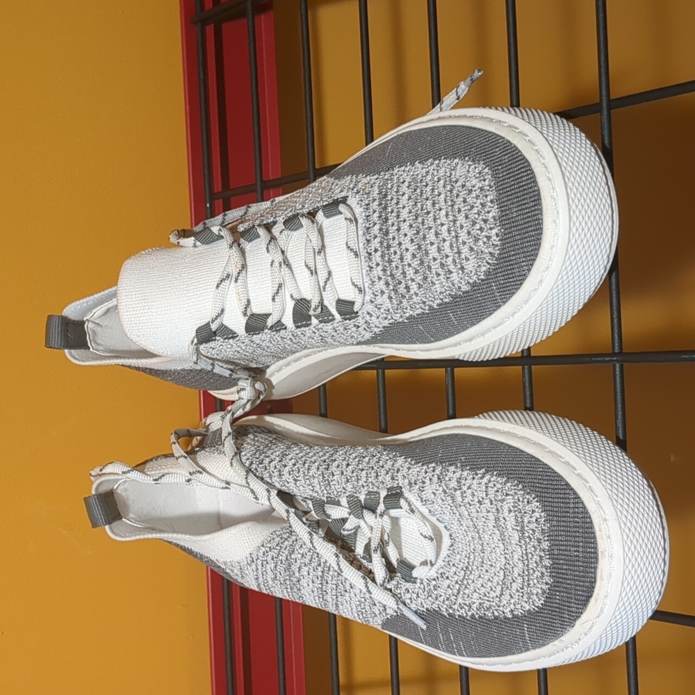 Urban Chic JJSlides Stretch Sneaker. grey knit “duchess”. Size 9.  NWOT.